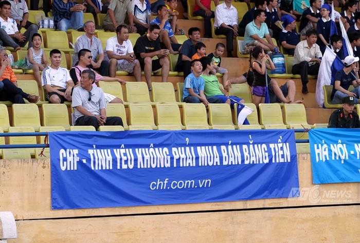 CĐV của bầu Kiên khiêu khích đối thủ cùng thành phố Hà Nội T&T.